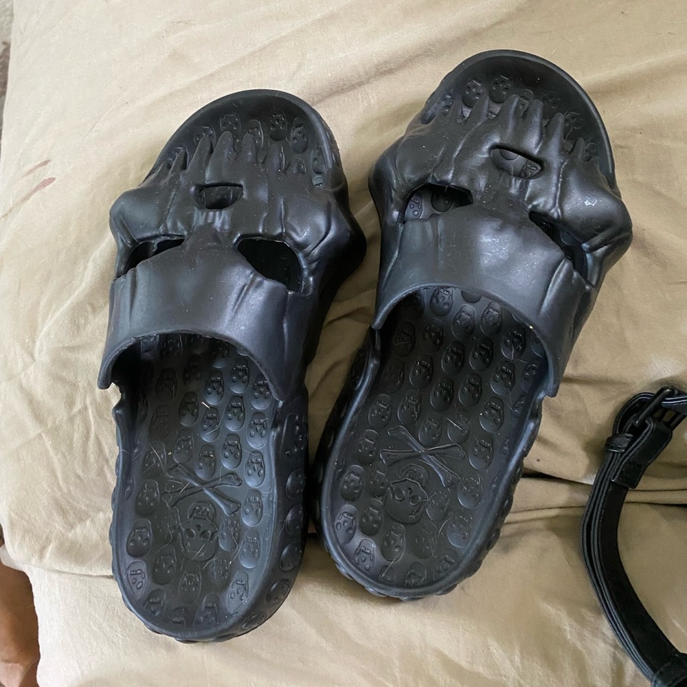 Skull slides